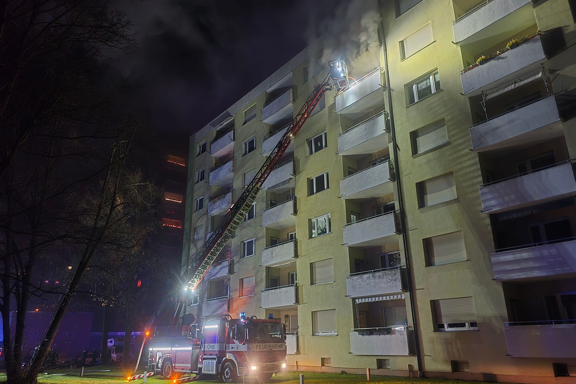 Bei einem Wohnungsbrand in Nürnberg musste die Feuerwehr eine Frau aus dem 7. Stock mit der Drehleiter retten.