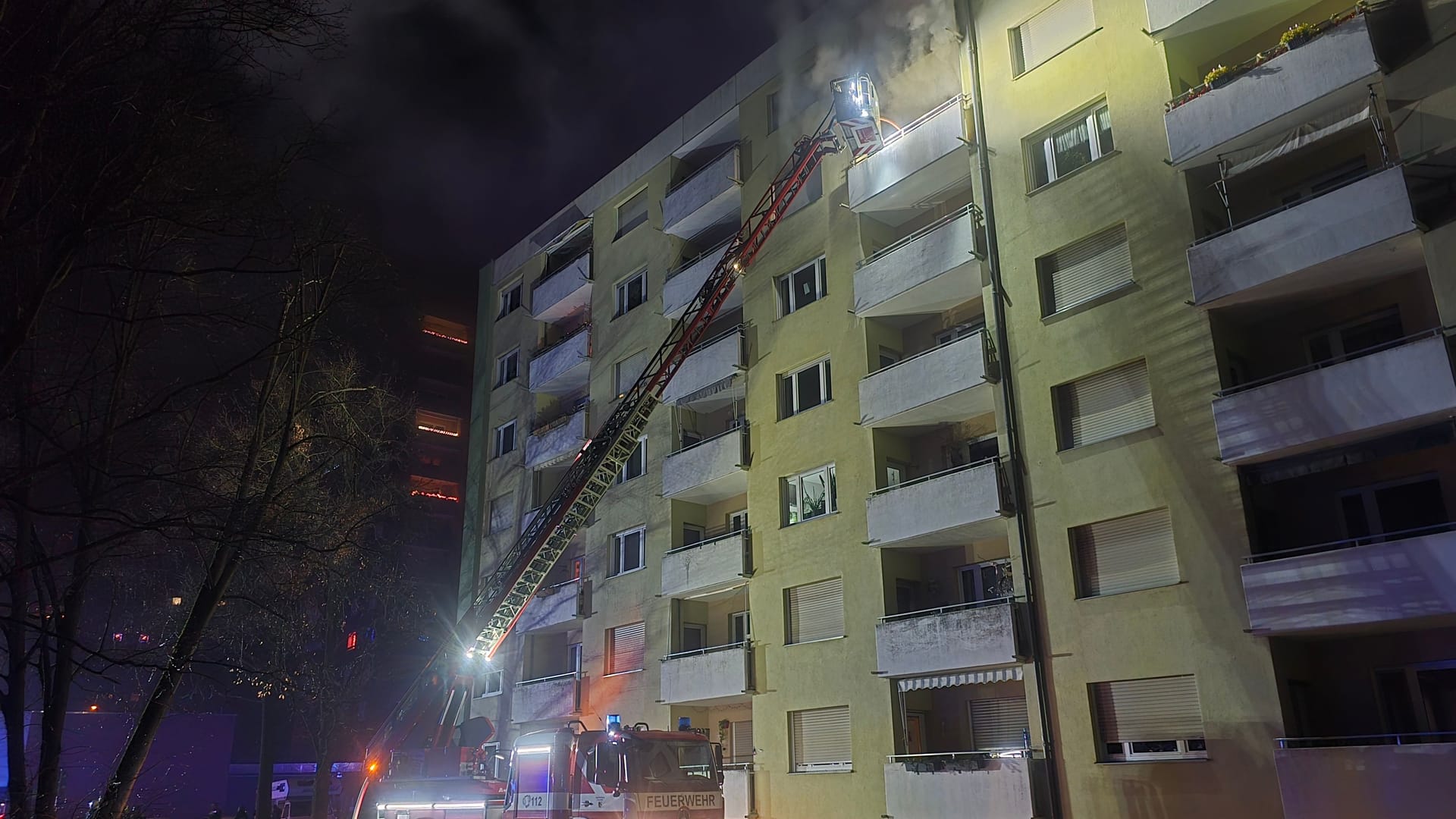 Bei einem Wohnungsbrand in Nürnberg musste die Feuerwehr eine Frau aus dem 7. Stock mit der Drehleiter retten.