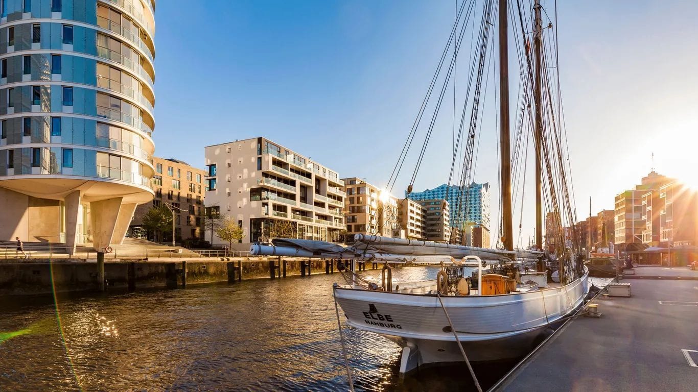 Wer genug Geld hat, kann sich schicke Neubauten wie in der Hamburger Hafen City leisten. Andere werden verdrängt.