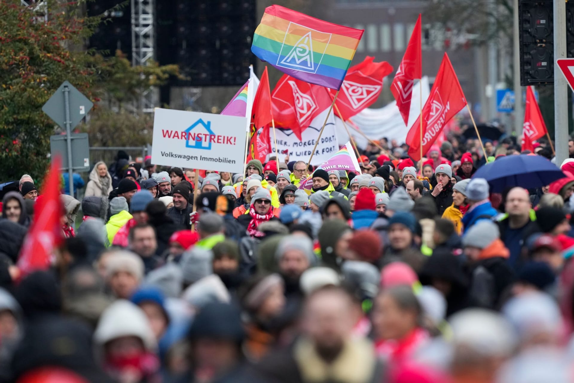 VW-Beschäftigte protestieren: Sie nahmen am Montag an einer Kundgebung der IG Metall vor der VW-Zentrale teil.