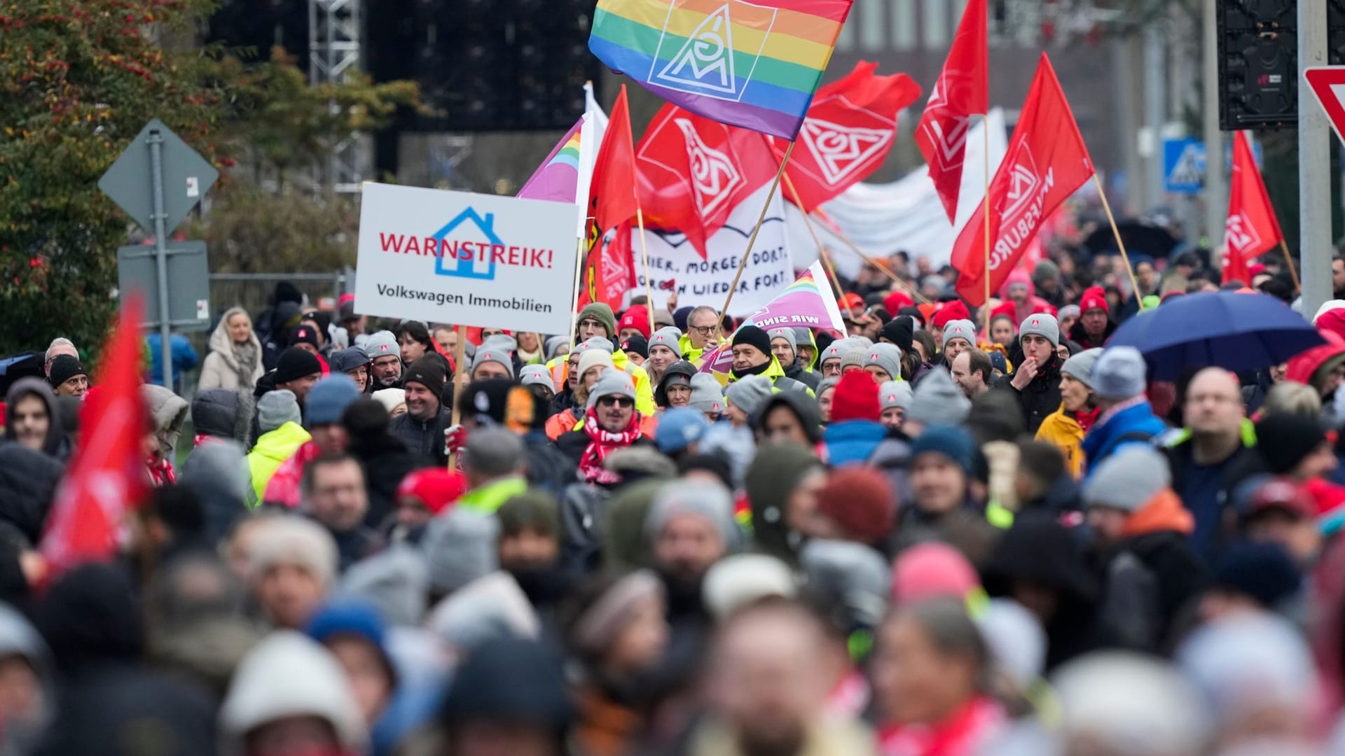 VW-Beschäftigte protestieren: Sie nahmen am Montag an einer Kundgebung der IG Metall vor der VW-Zentrale teil.