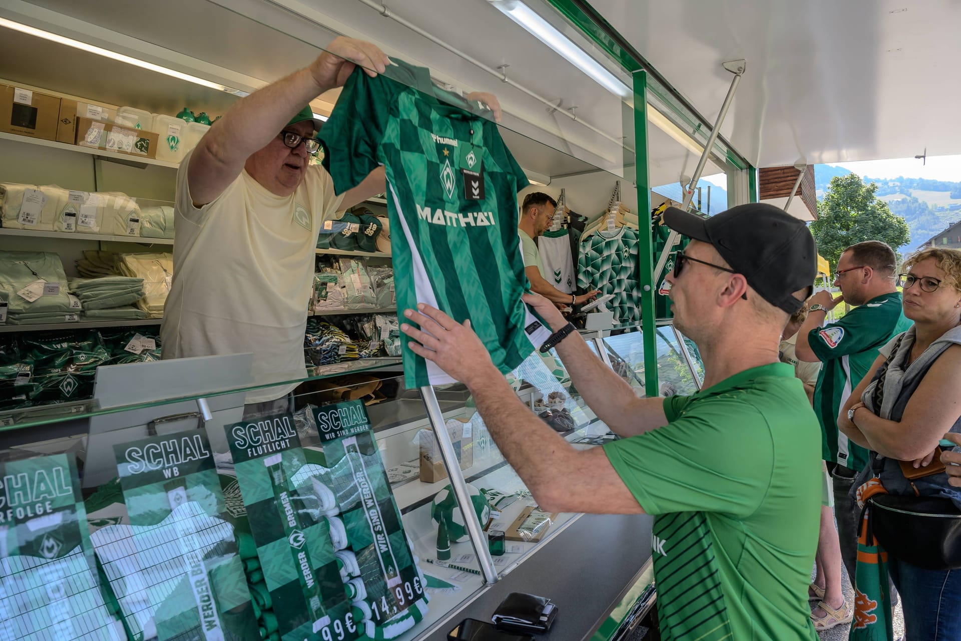 Fan kauft ein Werder-Trikot beim Trainingslager (Archivbild): Verbraucher sollten lieber zweimal hinschauen.