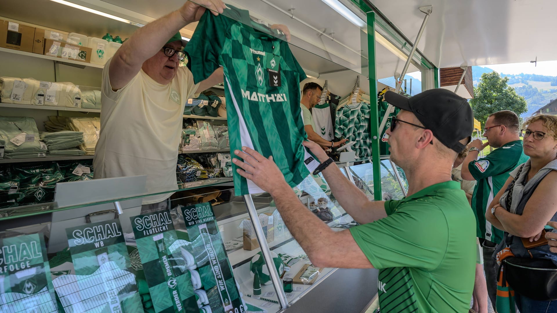 Fan kauft ein Werder-Trikot beim Trainingslager (Archivbild): Verbraucher sollten lieber zweimal hinschauen.