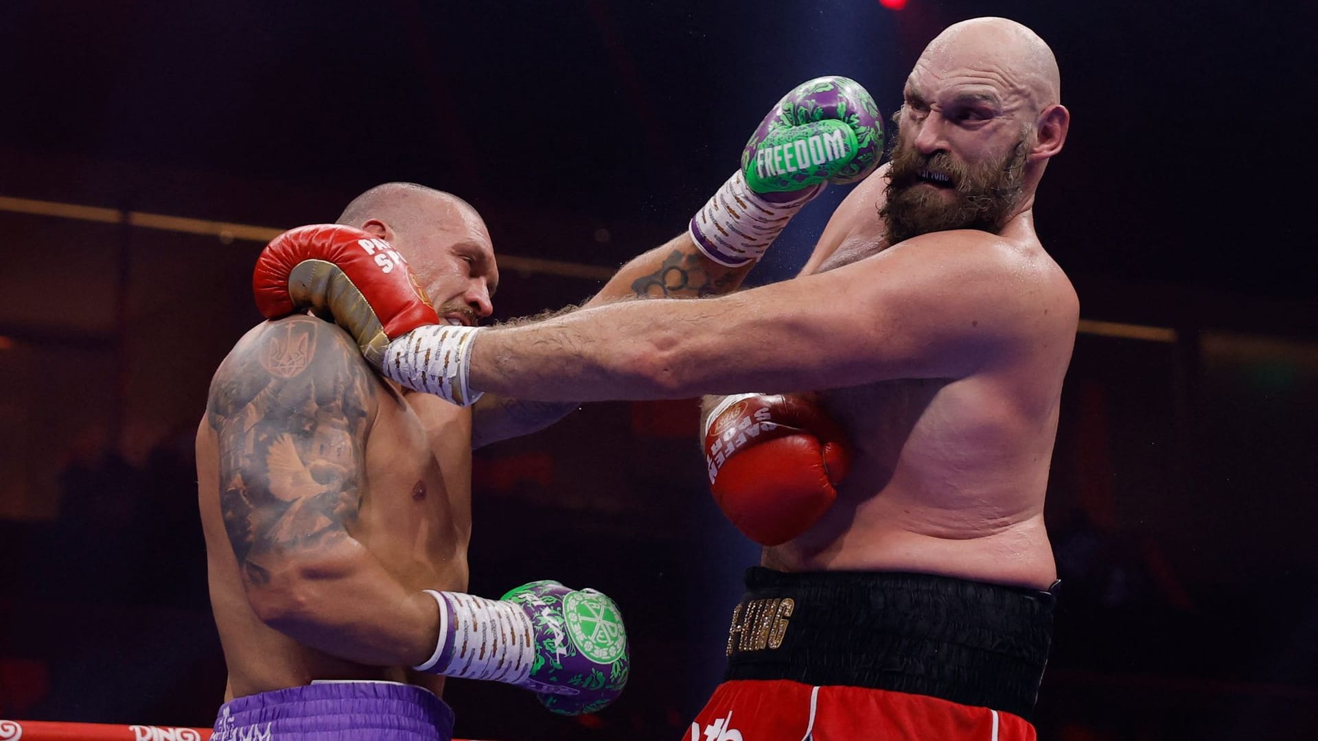 Alexander Usyk (l.) im Kampf gegen Tyson Fury: Das Bild bei DAZN machte weltweit Probleme.