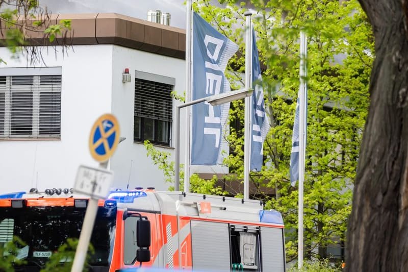 Flaggen der Firma Diehl sind in Berlin-Lichterfelde bei einem Brand zu sehen. In einem Betrieb in Berlin-Lichterfelde hat es Anfang Mai gebrannt. Die Staatsanwaltschaft geht von einer elektrotechnischen Ursache aus.