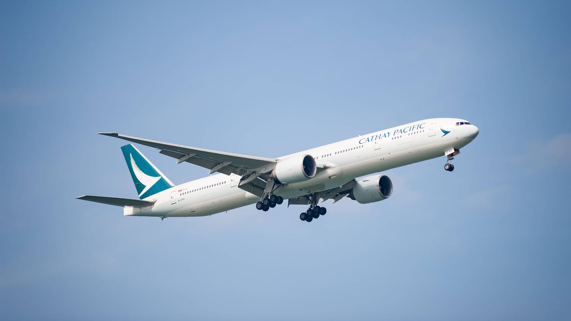 Eine Maschine von Cathay Pacific Airways im Landeanflug (Archivbild):