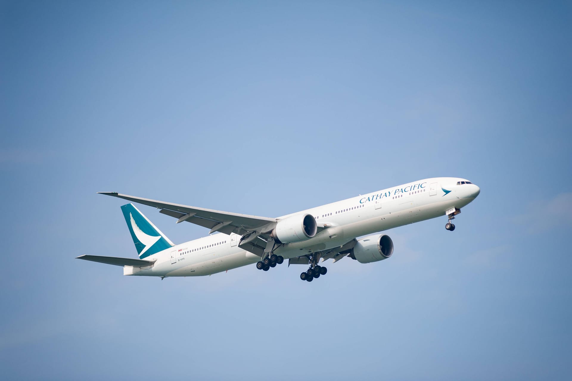 Eine Maschine von Cathay Pacific Airways im Landeanflug (Archivbild):