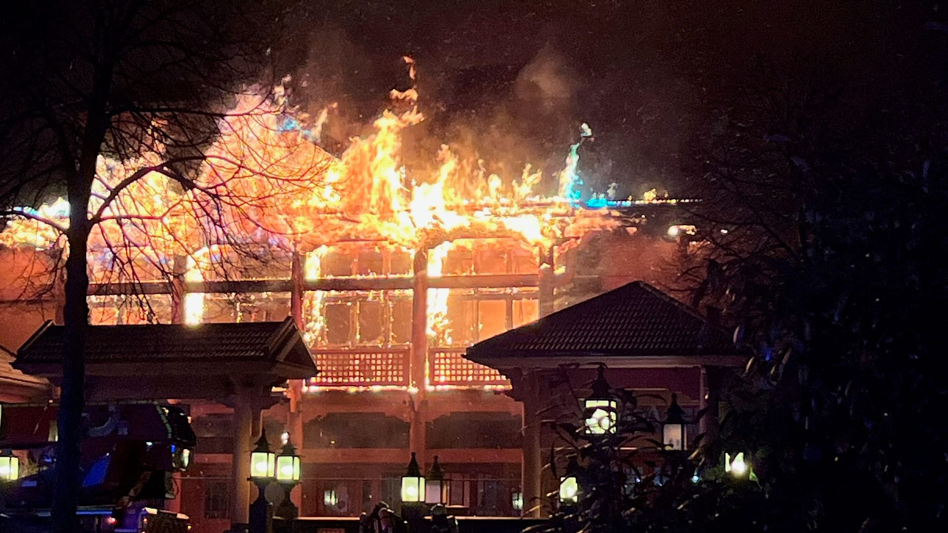 Flammen in der Nähe des Weihnachtsmarkts am Donnerstagabend in Oberhausen.