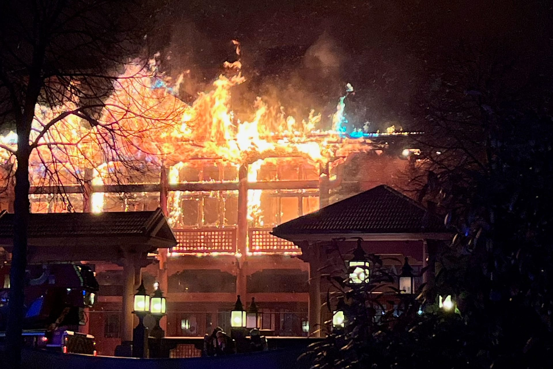 Flammen in der Nähe des Weihnachtsmarkts am Donnerstagabend in Oberhausen.