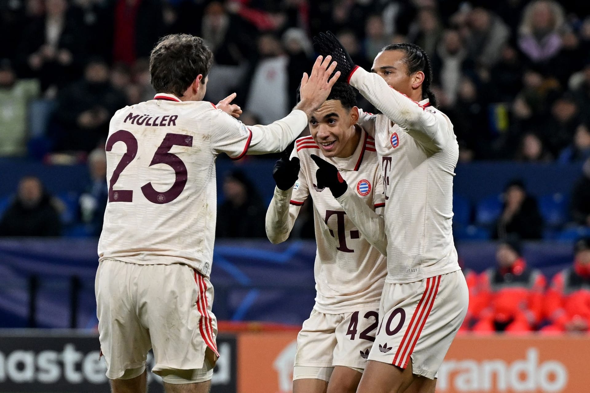 Der FC Bayern gewinnt das "Auswärtsspiel" in der Champions League in Gelsenkirchen gegen Donezk mit 5:1. Thomas Müller hat vorne und hinten spektakuläre Aktionen. Dayot Upamecano erwischt keinen guten Tag. Die Einzelkritik.