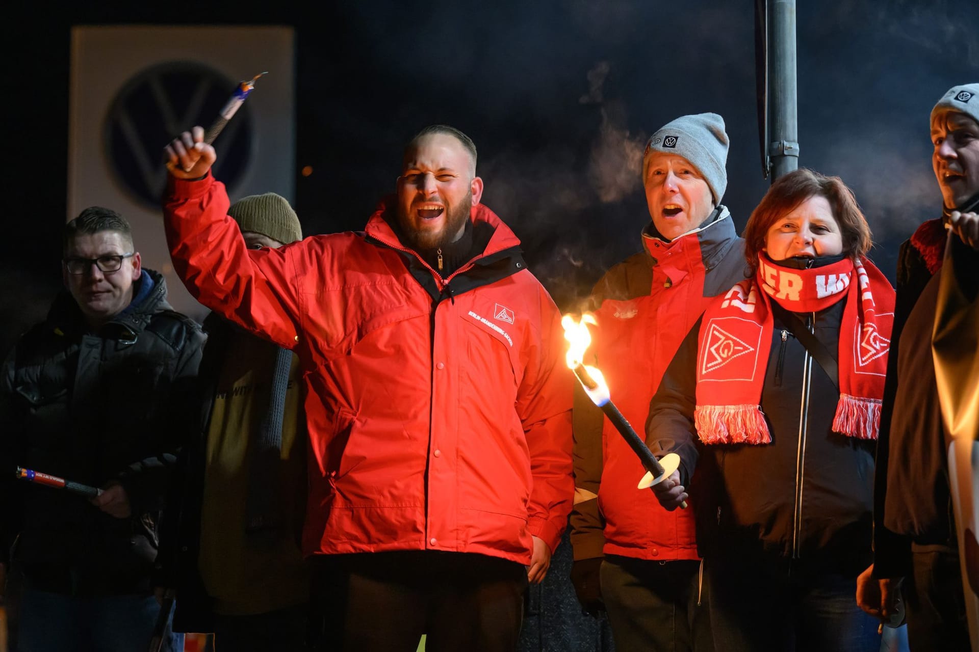 Streikende bei VW in Zwickau (Archivbild): In dieser Woche ruft die Gewerkschaft IG Metall die Werktätigen zu Warnstreiks auf.