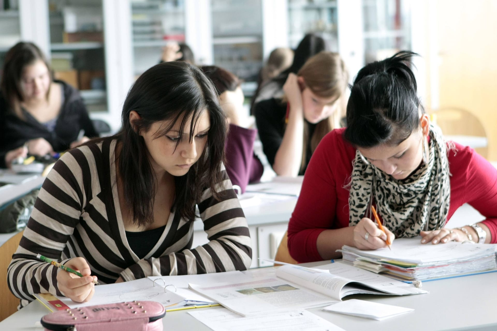 Unterricht im Klassenzimmer (Symbolbild): Die neue Helene-Engelbrecht-Schule in Braunschweig wurde nachhaltig und barrierefrei errichtet.