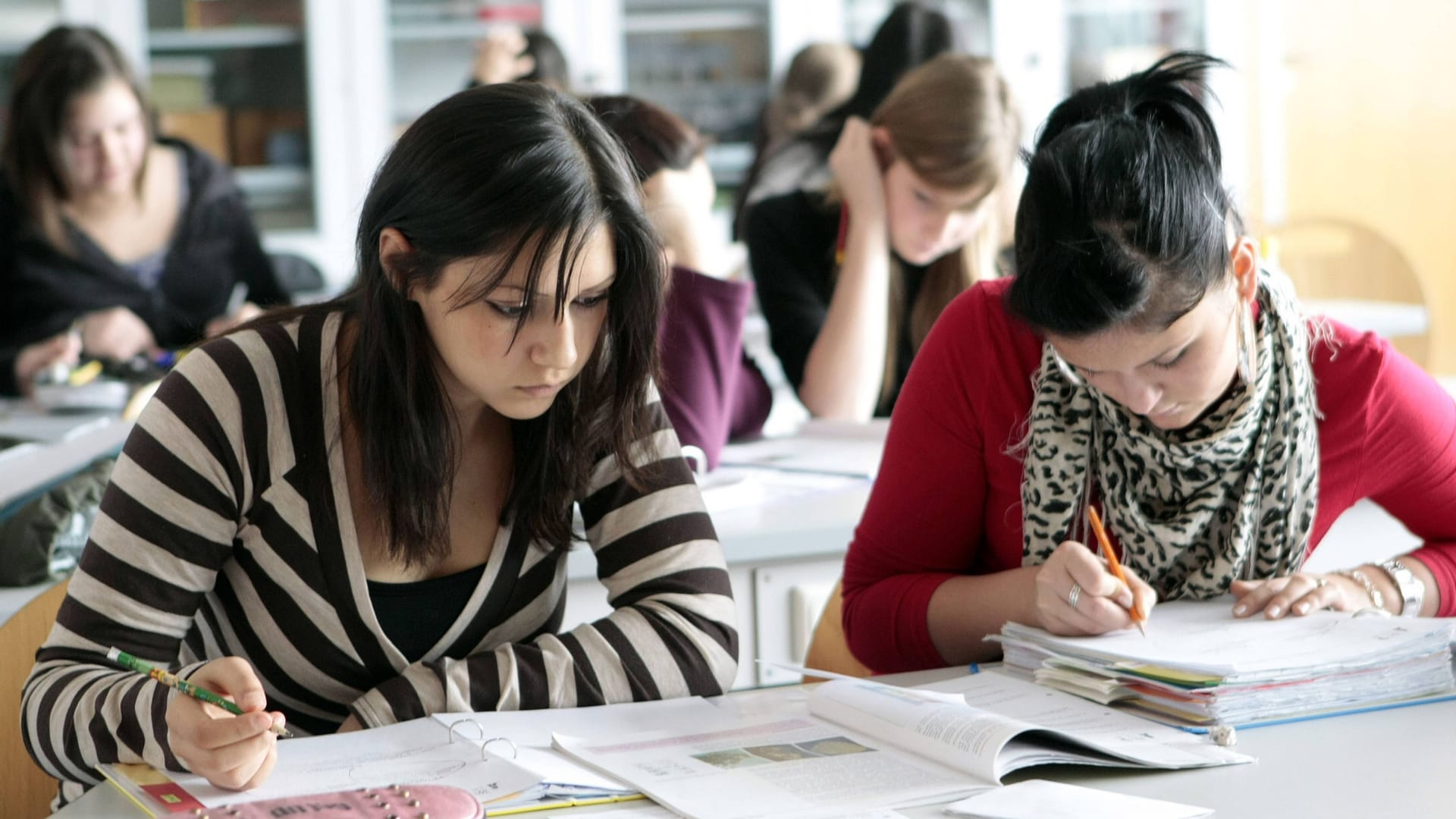 Unterricht im Klassenzimmer (Symbolbild): Die neue Helene-Engelbrecht-Schule in Braunschweig wurde nachhaltig und barrierefrei errichtet.