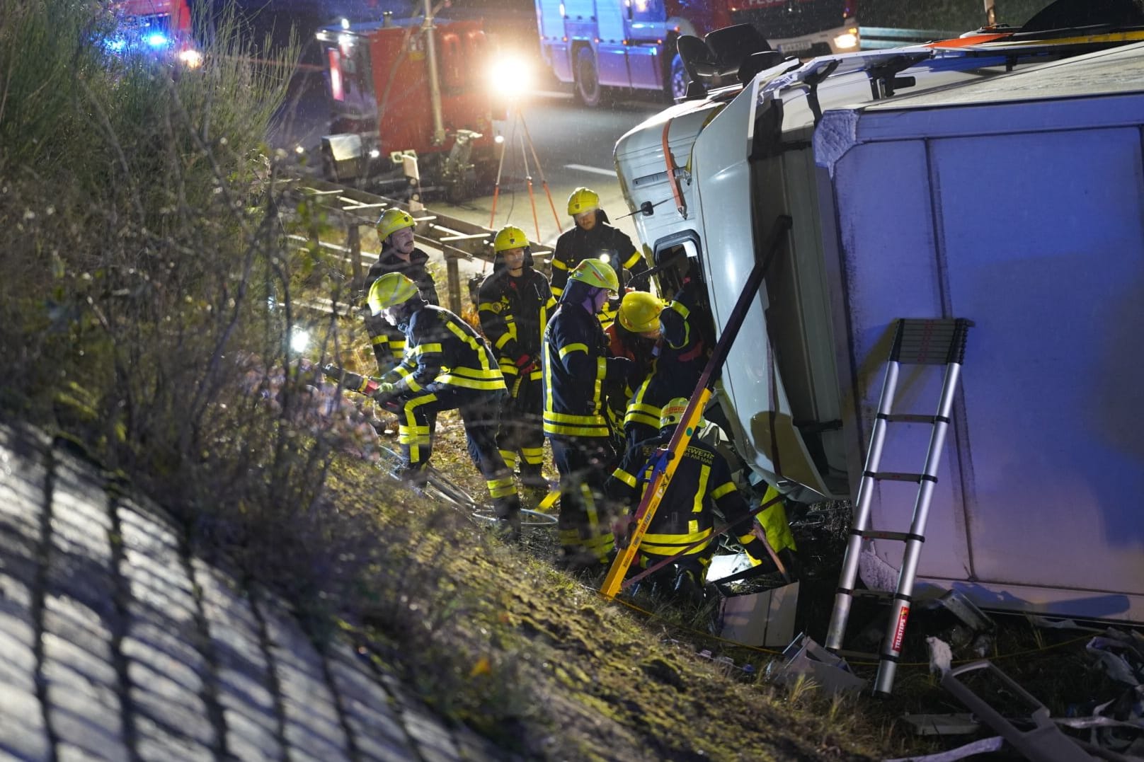 Frankfurter Kreuz: Ein Lkw kippt um – der Fahrer erliegt danach seinen Verletzungen