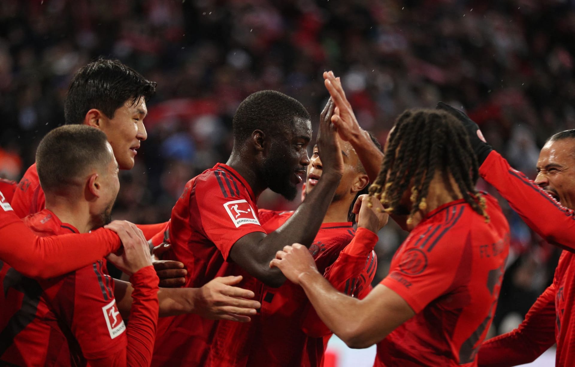 Der FC Bayern gewinnt sein Bundesliga-Heimspiel gegen Heidenheim mühevoll mit 4:2. Dayot Upamecano steht mit seinem Kopfballtor und seinem Patzer beim Gegentor im Mittelpunkt. Zwei andere Stars sehen aber Note fünf. Die Einzelkritik: