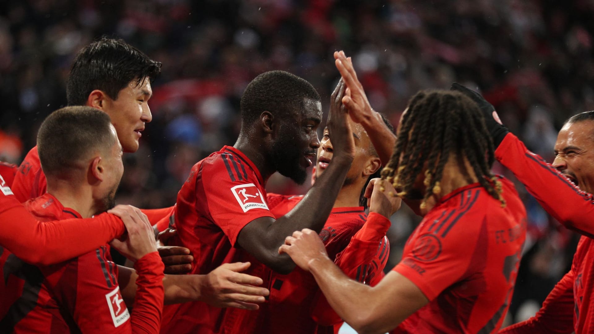 Der FC Bayern gewinnt sein Bundesliga-Heimspiel gegen Heidenheim mühevoll mit 4:2. Dayot Upamecano steht mit seinem Kopfballtor und seinem Patzer beim Gegentor im Mittelpunkt. Zwei andere Stars sehen aber Note fünf. Die Einzelkritik: