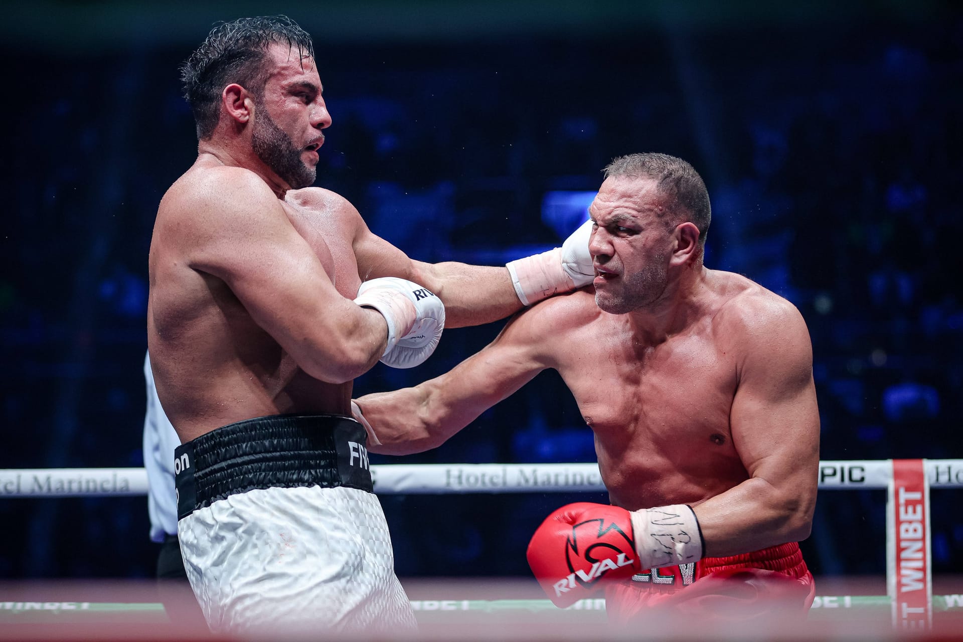 Mahmoud Charr (l.) und Kubrat Pulev: Der deutsche Profiboxer verlor den Kampf.