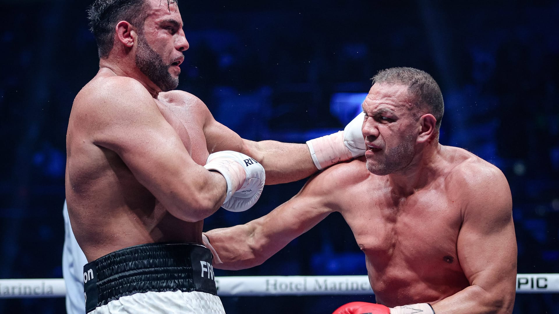 Mahmoud Charr (l.) und Kubrat Pulev: Der deutsche Profiboxer verlor den Kampf.