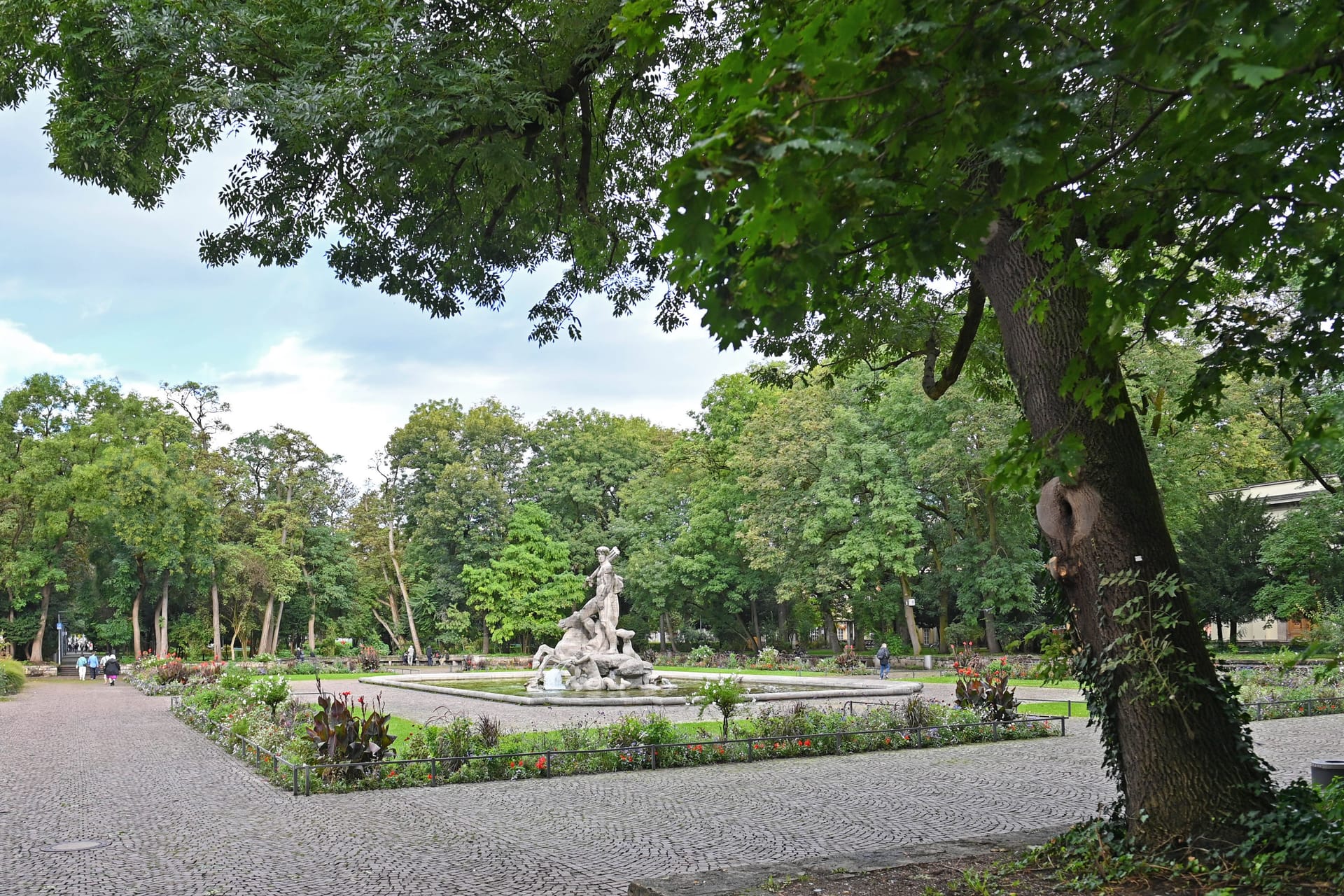 Blick auf den Neptunbrunnen im Alten Botanischer Garten (Archivbild): Immer wieder kommt es in der Grünanlage zu brutalen Übergriffen.