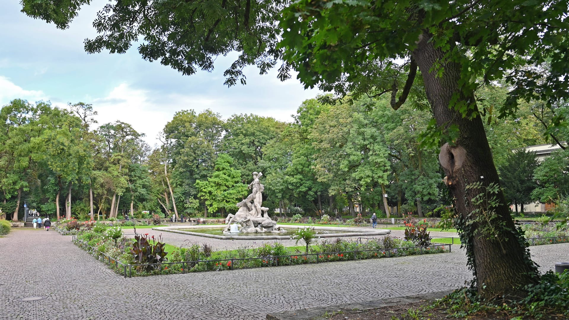 Blick auf den Neptunbrunnen im Alten Botanischer Garten (Archivbild): Immer wieder kommt es in der Grünanlage zu brutalen Übergriffen.