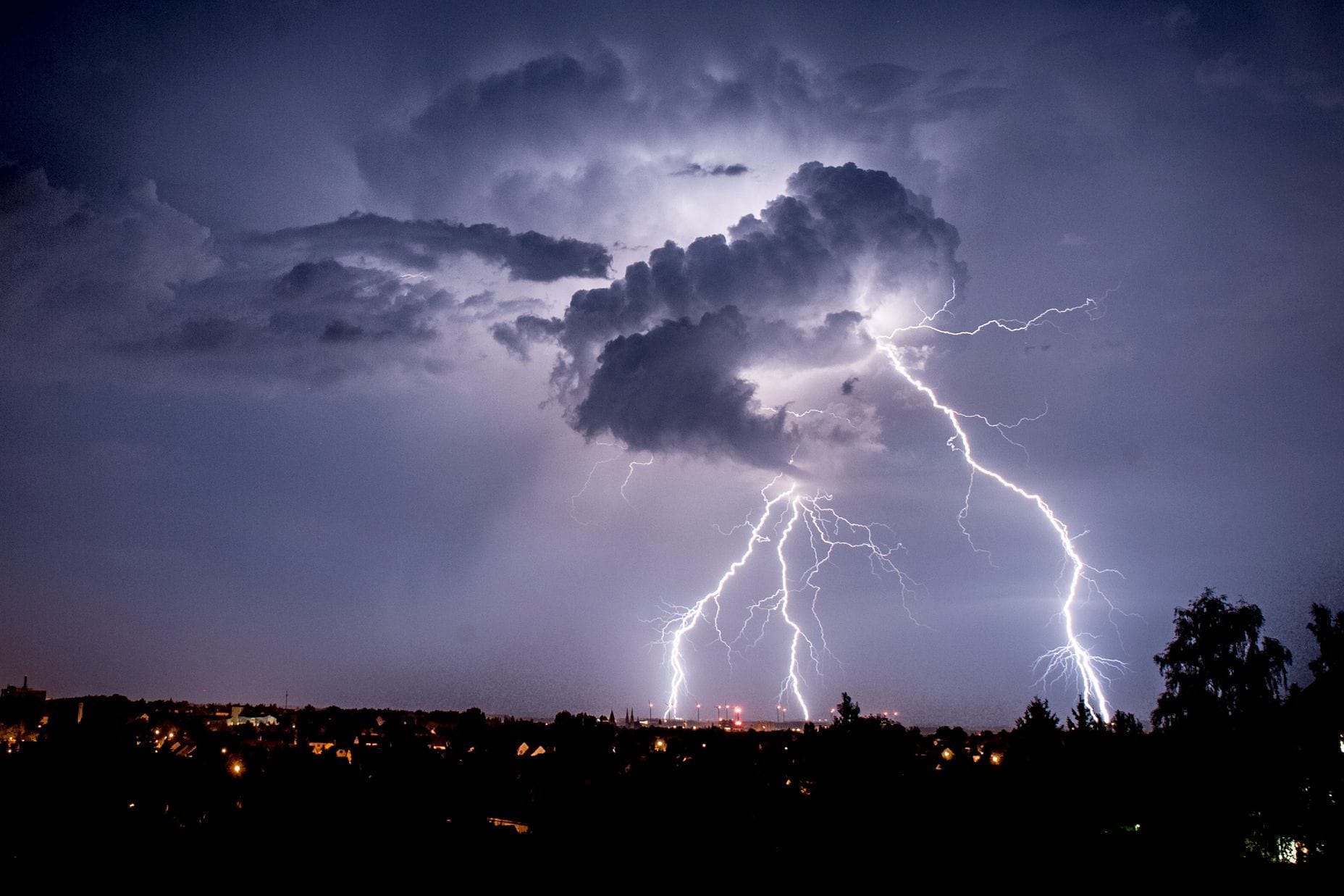 Blitze sind am Himmel bei Görlitz zu sehen