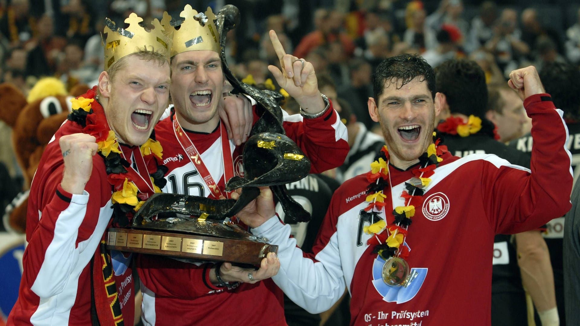 Drei Torhüter, ein Pokal: Johannes Bitter (v.l.), Carsten Lichtlein und Henning Fritz feiern mit der Weltmeister-Trophäe. (Archivbild)