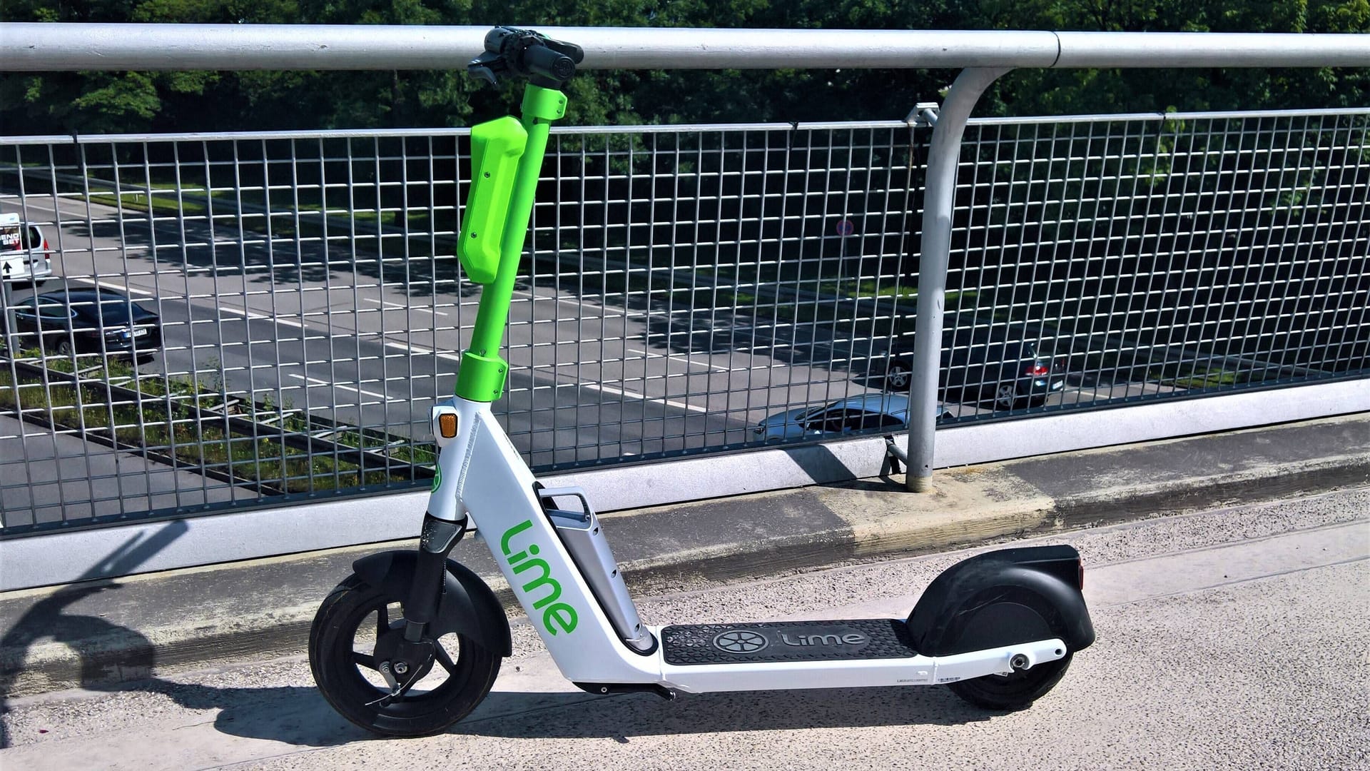 Ein E-Scooter steht auf einer Brücke (Archivbild):