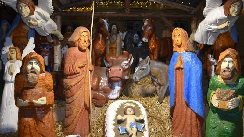 Am Dominikanerplatz steht diese große Weihnachtskrippe mit lebensgroßen Krippenfiguren - geschaffen vom Schnitzer Jiří Halouzek.