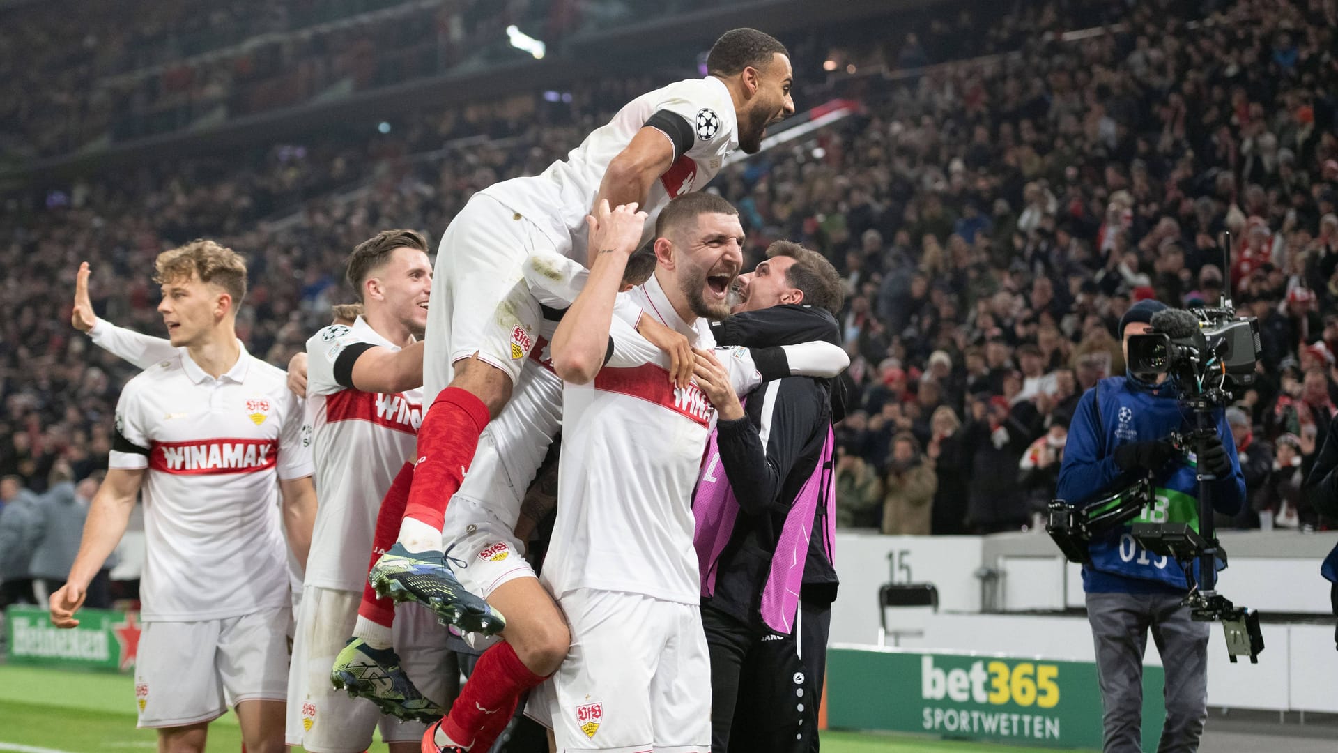 Stuttgarts Spieler feiern das Tor zum 3:1.