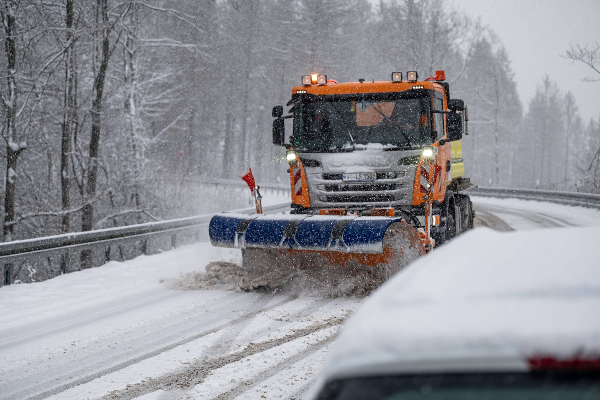 Ein Fahrzeug des Winterräumdienstes befreit eine Straße von Schnee.