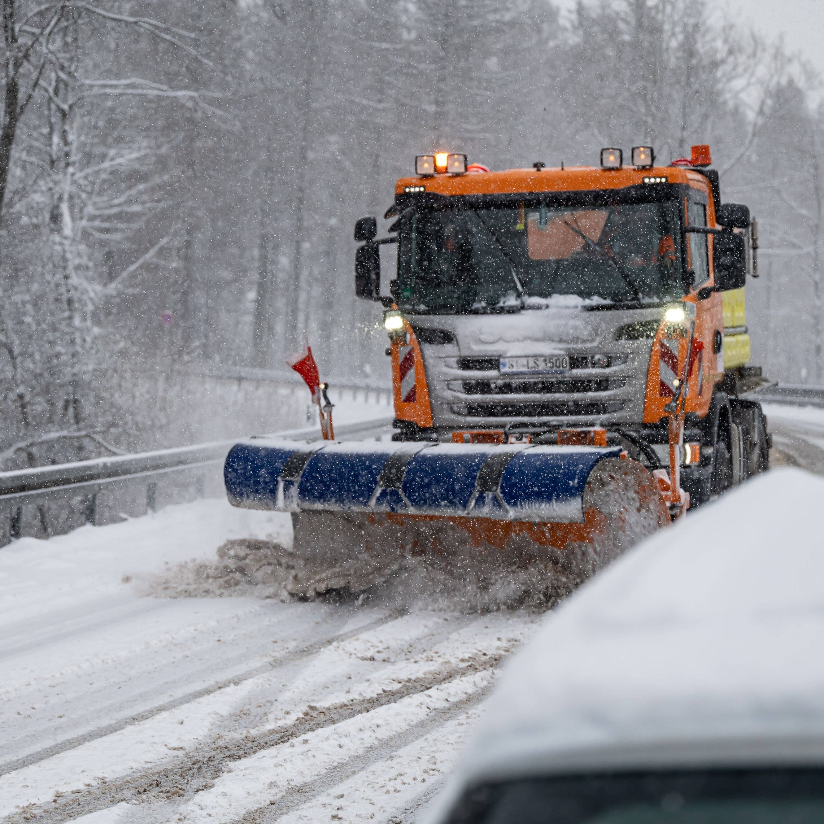 Ein Fahrzeug des Winterräumdienstes befreit eine Straße von Schnee.