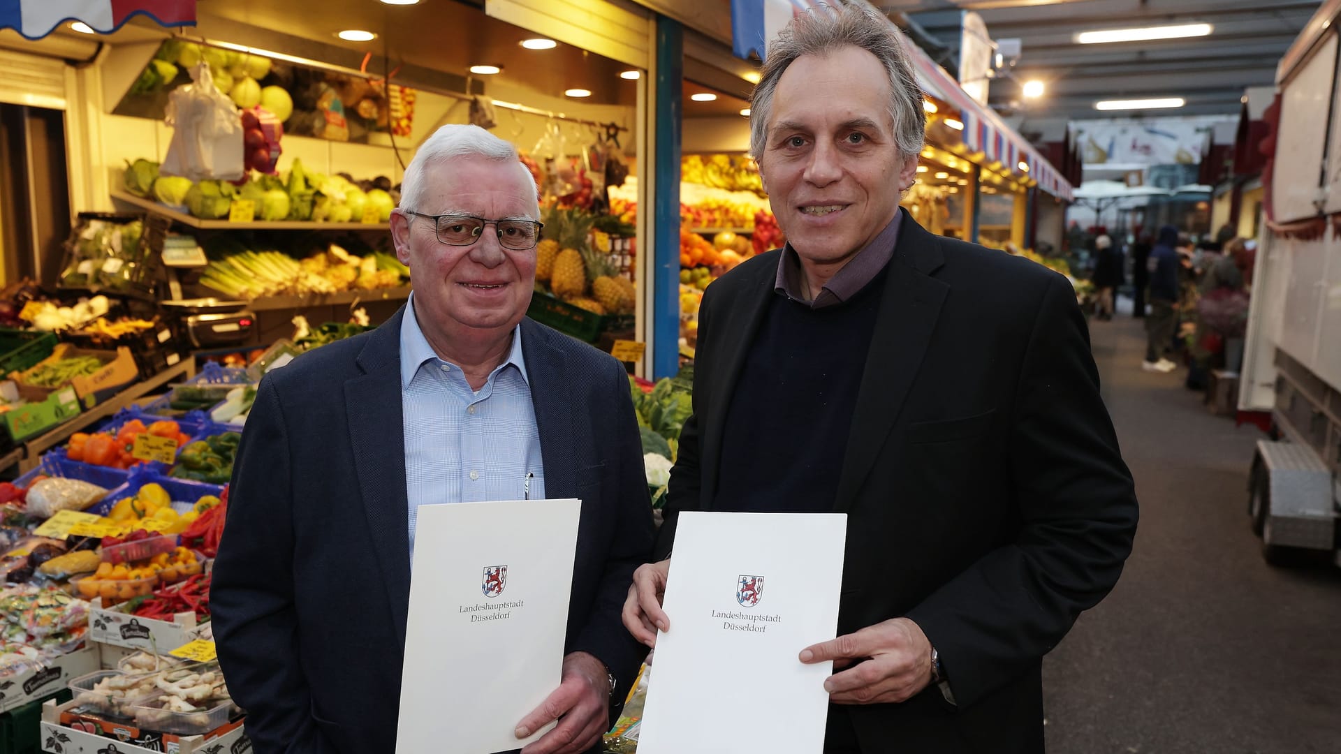 Heiner Röckrath (links) und Jochen Kral unterzeichneten den neuen Mietvertrag.