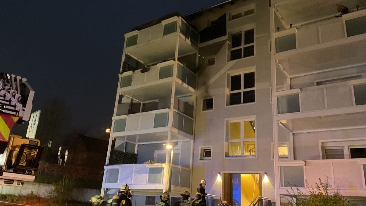 Feuerwehrleute löschten den Brand in einer Wohnung im zweiten Obergeschoss eines Mehrfamilienhauses an der Straße "Am Spähenfelde".