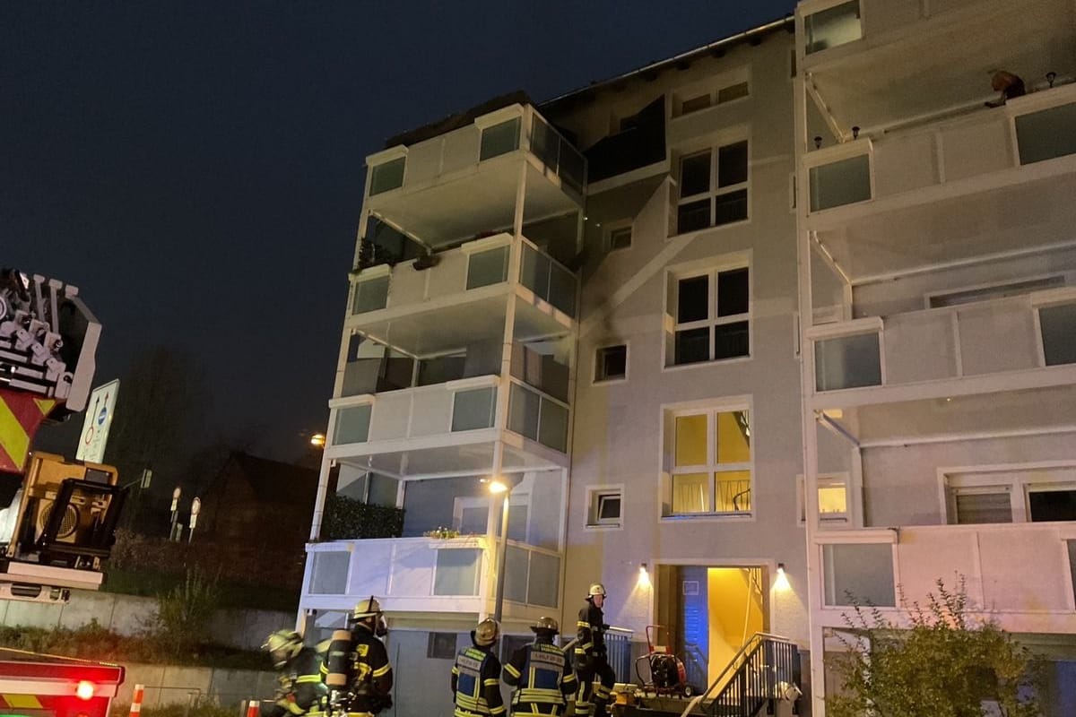 Feuerwehrleute löschten den Brand in einer Wohnung im zweiten Obergeschoss eines Mehrfamilienhauses an der Straße "Am Spähenfelde".