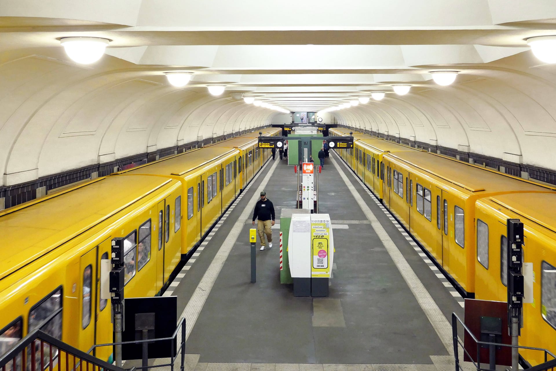 U-Bahnhof Platz der Luftbrücke (Archivbild): Am Mittwochmorgen ist der Ort auch überirdisch gesperrt.