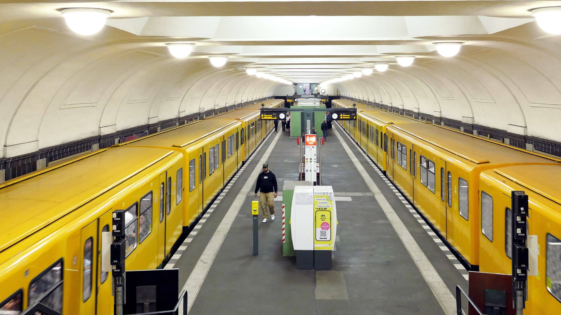 U-Bahnhof Platz der Luftbrücke (Archivbild): Am Mittwochmorgen ist der Ort auch überirdisch gesperrt.