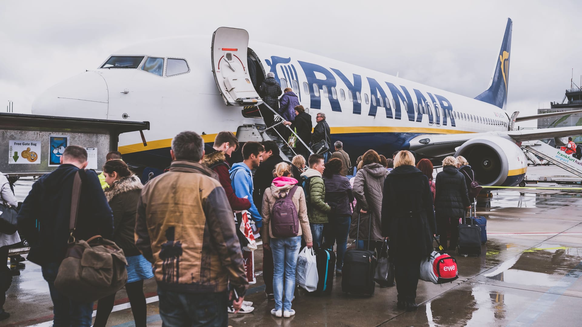 Passagiere steigen in eine Maschine von Ryanair am Flughafen in Hahn (Archivbild): Der Airport ist rund eineinhalb Stunden von Frankfurt am Main entfernt.