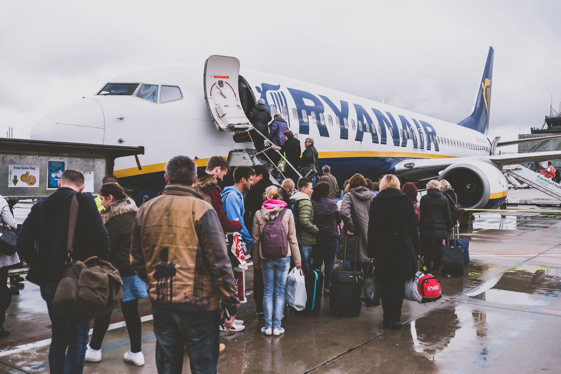 Passagiere steigen in eine Maschine von Ryanair am Flughafen in Hahn (Archivbild): Der Airport ist rund eineinhalb Stunden von Frankfurt am Main entfernt.