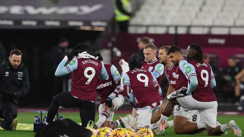 Solidaritätstrikots: West Ham-Spieler zeigen ihre Unterstützung für ihren Teamkollegen Michail Antonio.