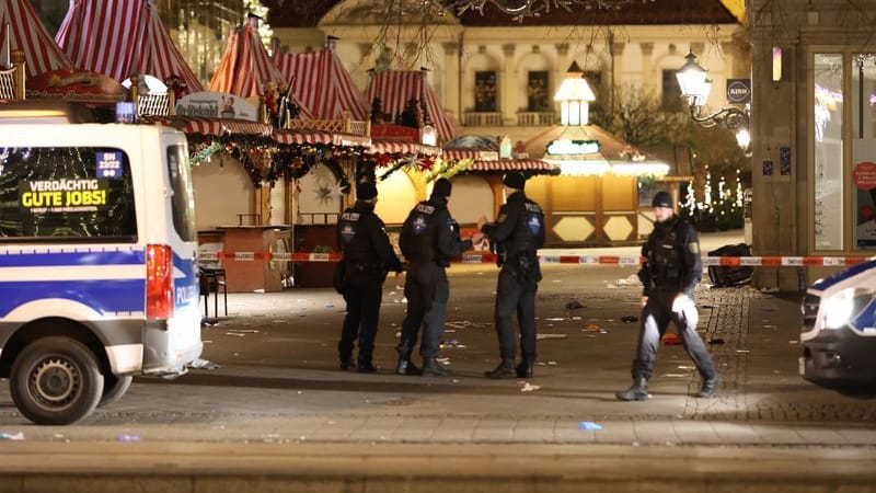 Einsatzfahrzeuge der Polizei stehen vor dem Weihnachtsmarkt in Magdeburg: Es gab wohl eine Warnung vor dem Täter.