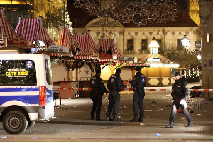 Einsatzfahrzeuge der Polizei stehen vor dem Weihnachtsmarkt in Magdeburg: Es gab wohl eine Warnung vor dem Täter.