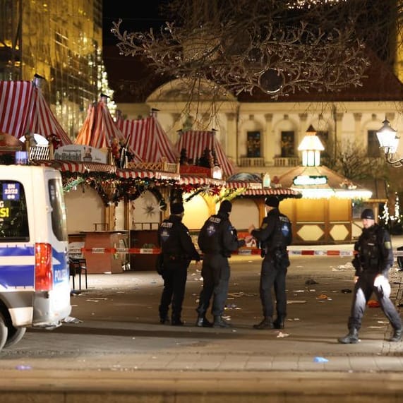 Einsatzfahrzeuge der Polizei stehen vor dem Weihnachtsmarkt in Magdeburg: Es gab wohl eine Warnung vor dem Täter.