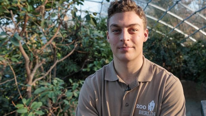 Tierpfleger Nikolas Algenstaedt steht im Hippo Bay. Er ist der neue Tierpfleger von Zwergflusspferd Toni im Zoologischen Garten.