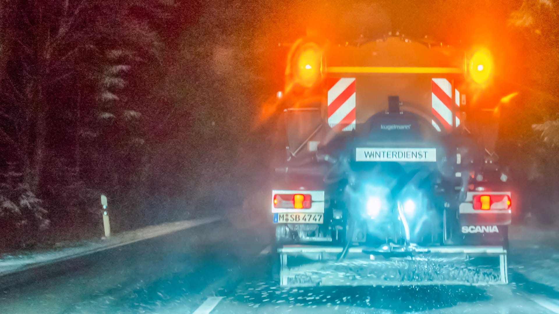 Ein Streufahrzeug ist auf einer glatten Straße unterwegs (Archivbild): In Köln und der Region wird es in den kommenden Tagen eisig.