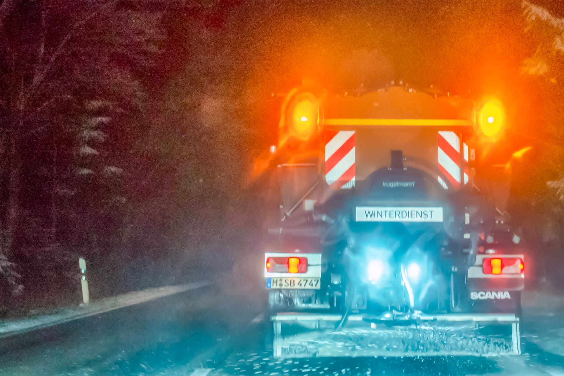 Ein Streufahrzeug ist auf einer glatten Straße unterwegs (Archivbild): In Köln und der Region wird es in den kommenden Tagen eisig.