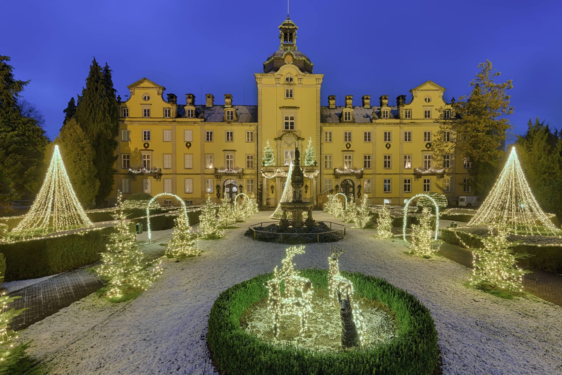 Weihnachtsbeleuchtung mit Schnee (Symbolbild): Nicht nur in Niedersachsen wird Schnee an Weihnachten immer unwahrscheinlicher.