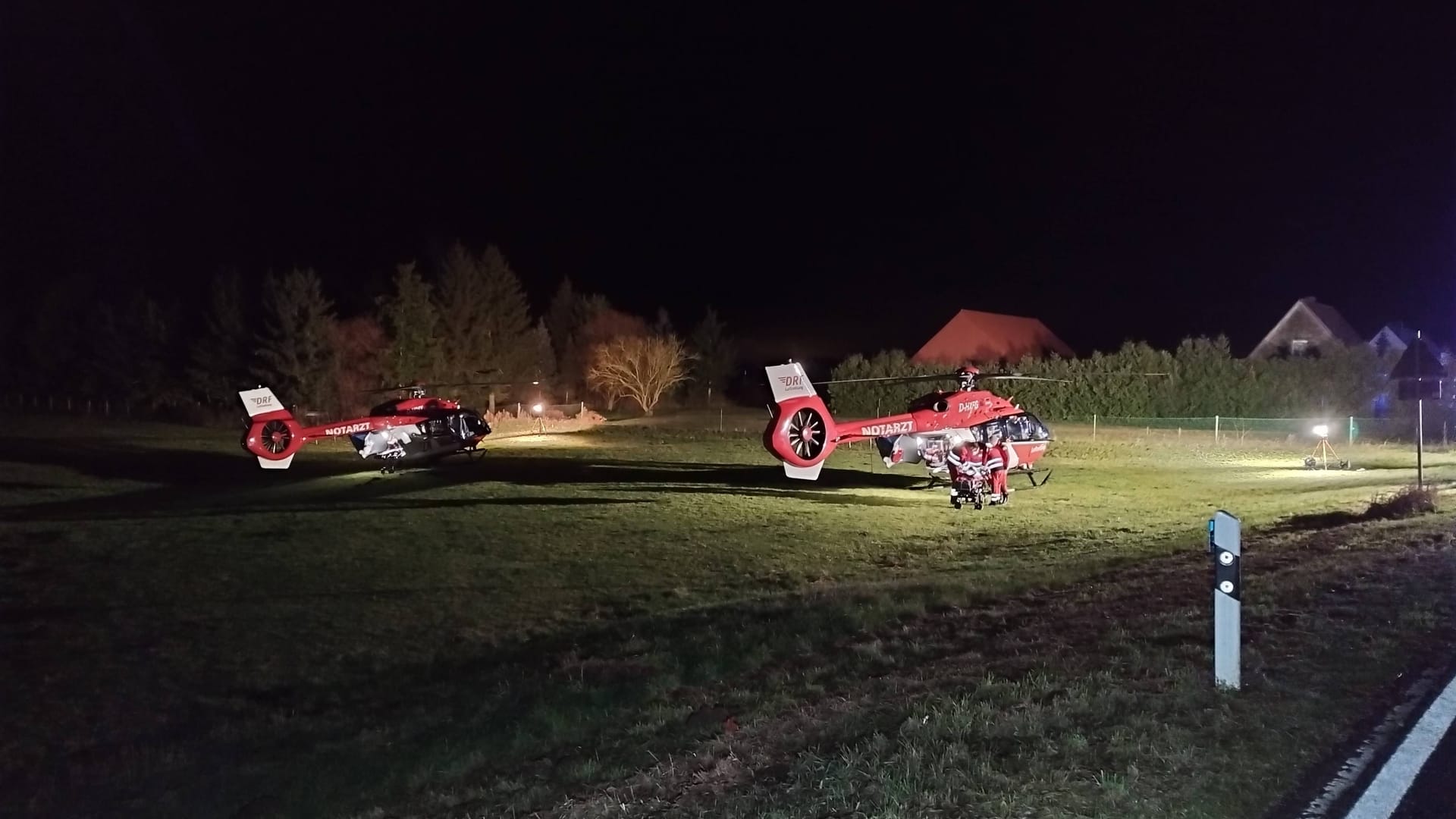 Rettungshubschrauber neben der Straße: Die Frau wurde unter Reanimationsbedingungen ins Krankenhaus geflogen, wo sie schließlich starb.