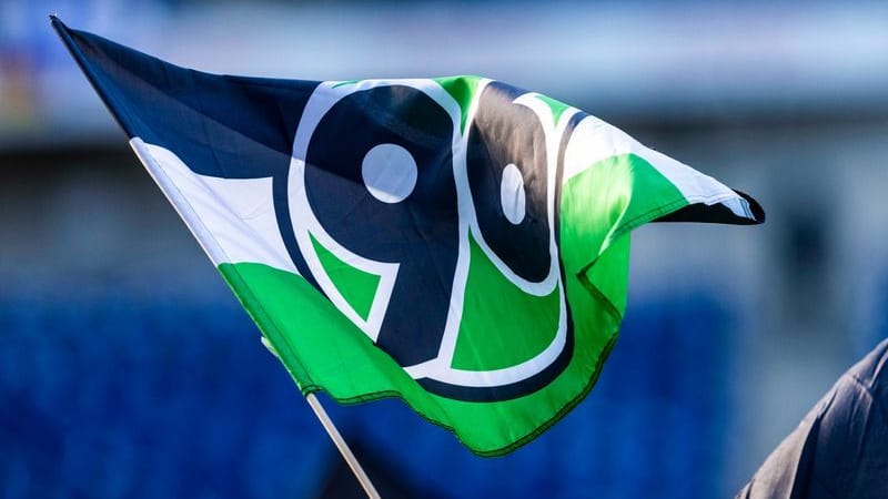 Fahne mit Logo und Vereinsfarben von Hannover 96: Die Niedersachsen sind in Trauer.