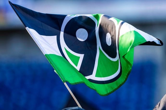 Fahne mit Logo und Vereinsfarben von Hannover 96: Die Niedersachsen sind in Trauer.