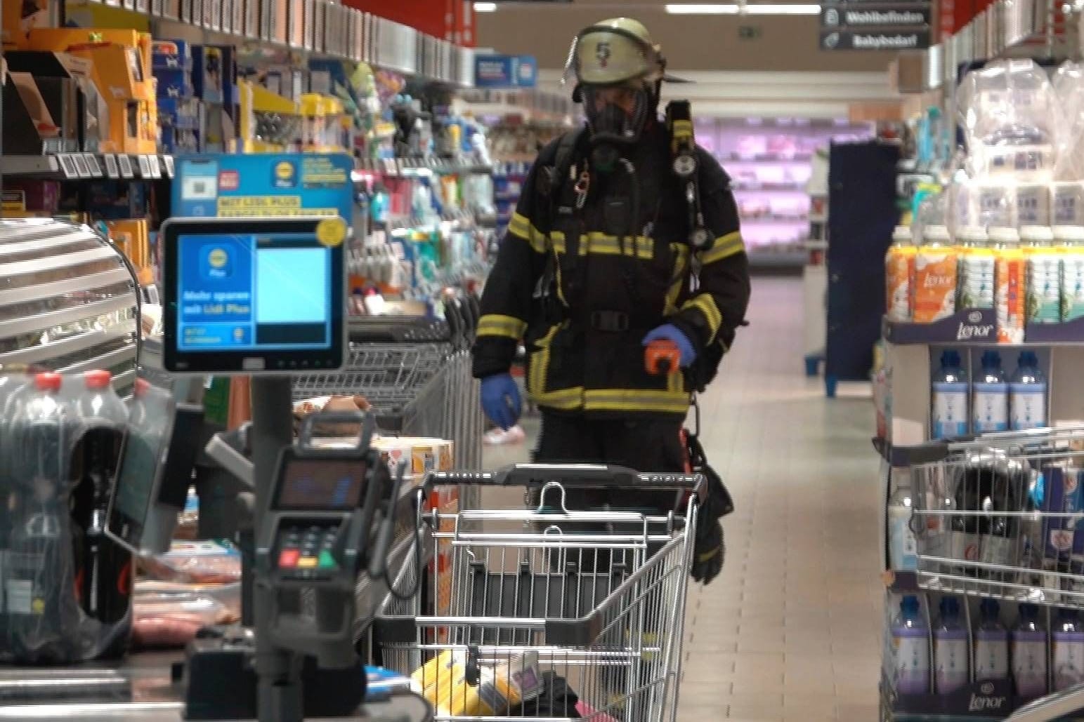 Feuerwehreinsatz im Supermarkt: Die Kunden mussten ihre Einkäufe zurücklassen.